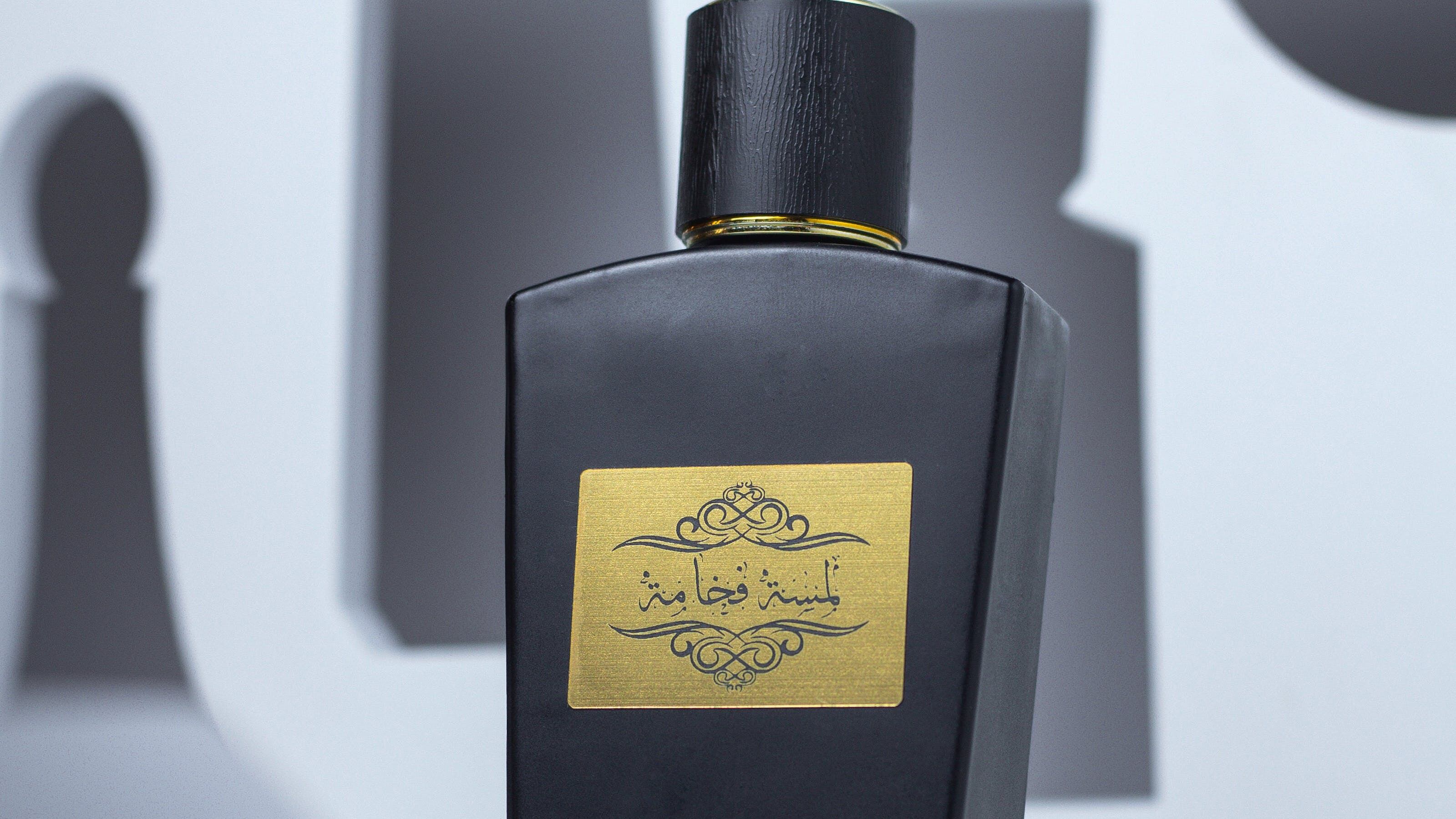 Frasco de perfume preto