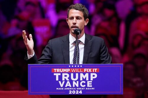 Jennifer Lopez, Bad Bunny e Ricky Martin lideram críticas ao ato de Trump onde Porto Rico foi chamado de “ilha de lixo”