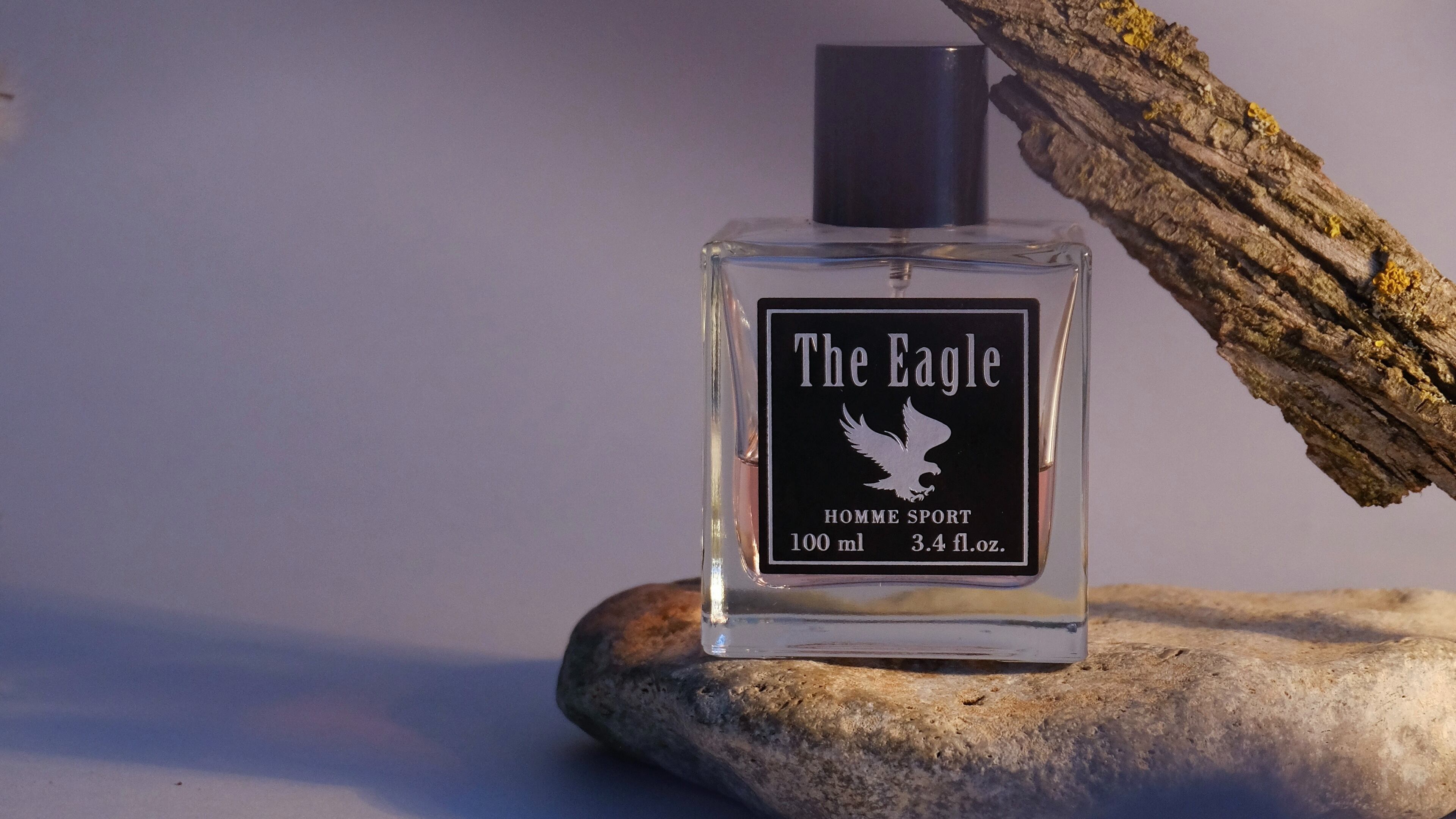 Frasco de perfume amadeirado The Eagle