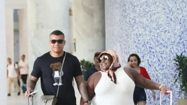 Não deu para esconder: Jojo Todynho desembarca no RJ de mãos dadas com novo namorado