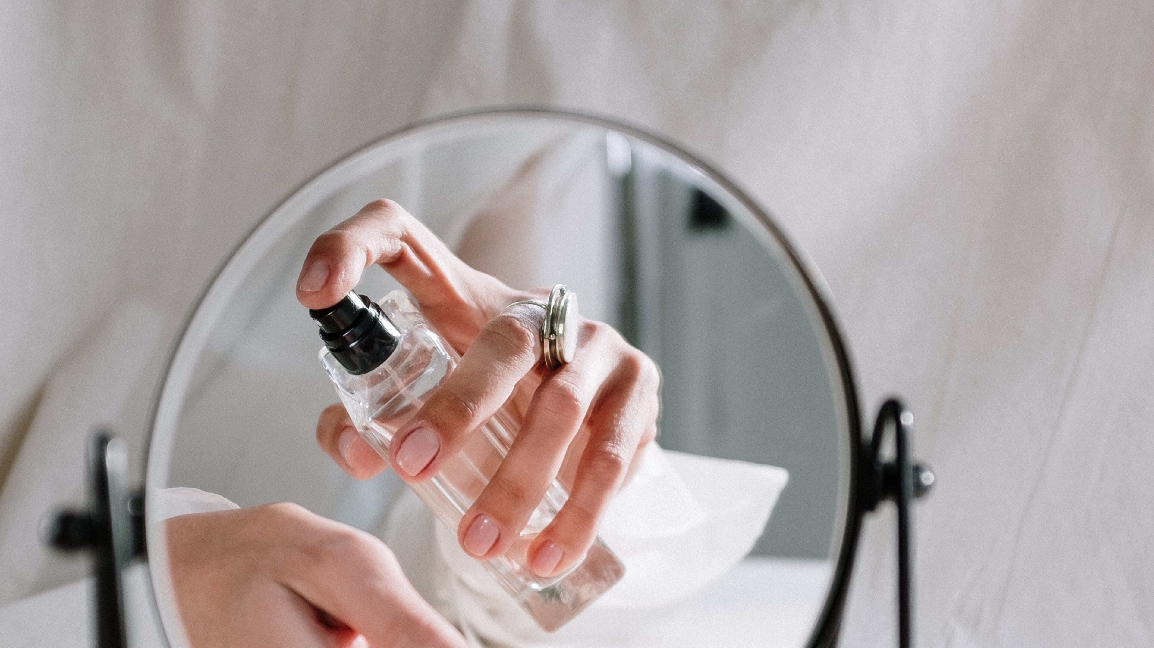 Mulher passando perfume no pulso