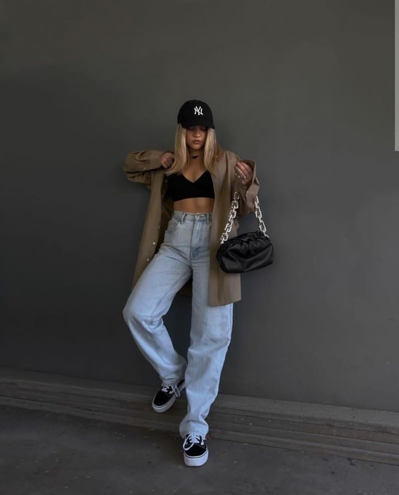 Baggy jeans con blazer y tenis