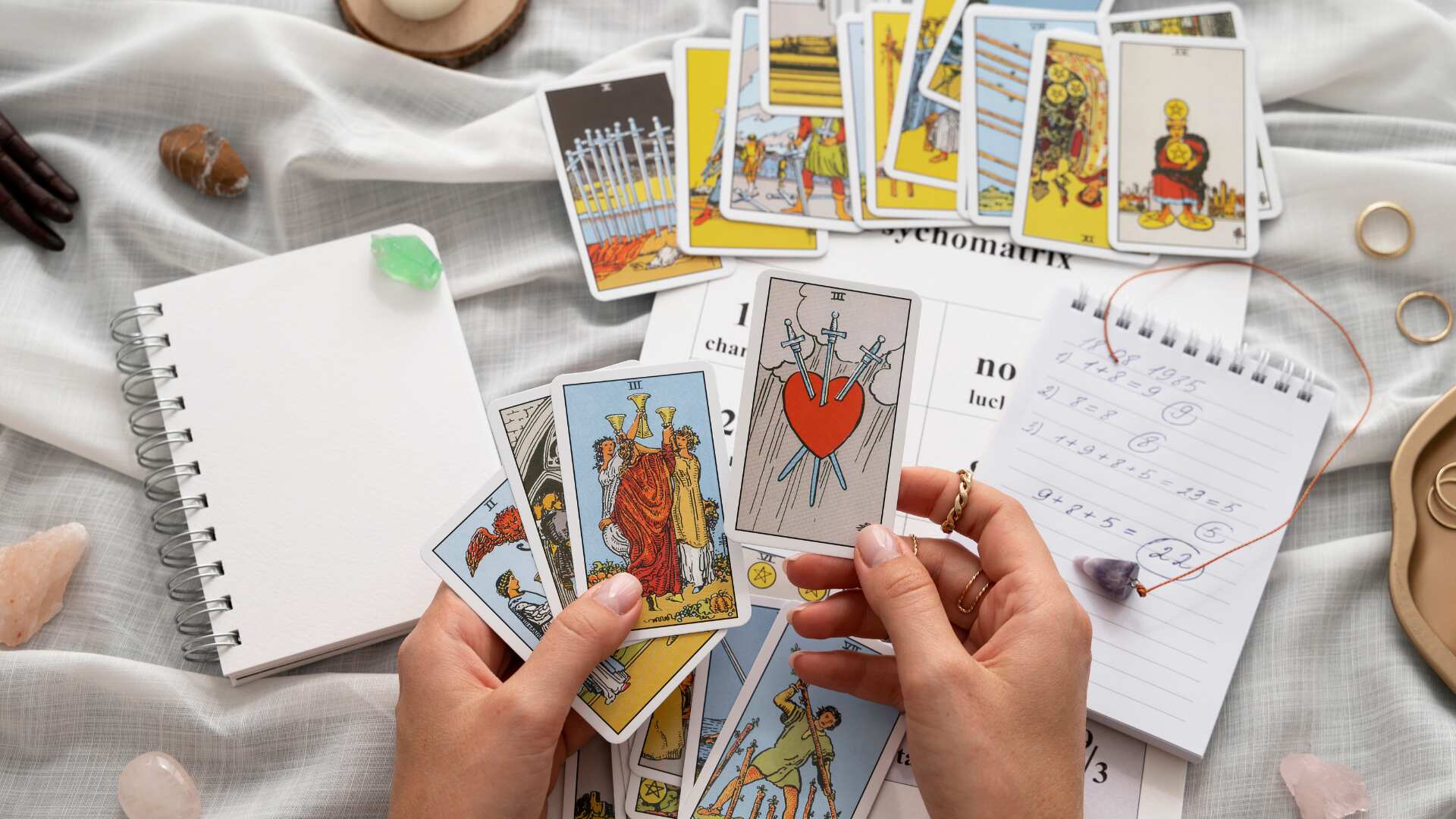 La carta del tarot que te ayudará a atraer la suerte durante la luna cuarto creciente