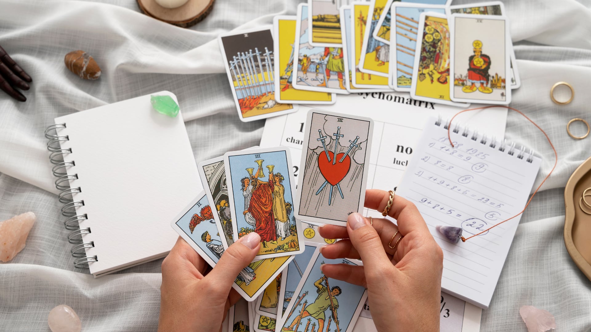 La carta del tarot que te ayudará a atraer la suerte durante la luna cuarto creciente