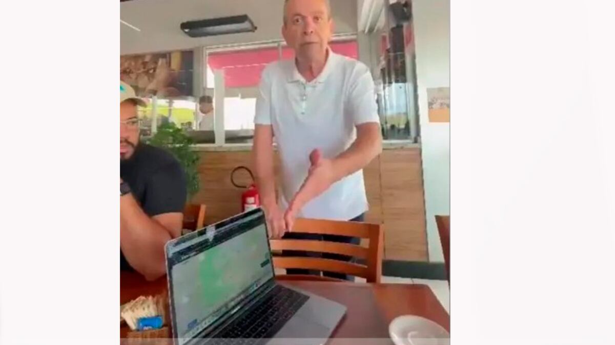 Dono da padaria em Barueri discute com cliente por causa do notebook