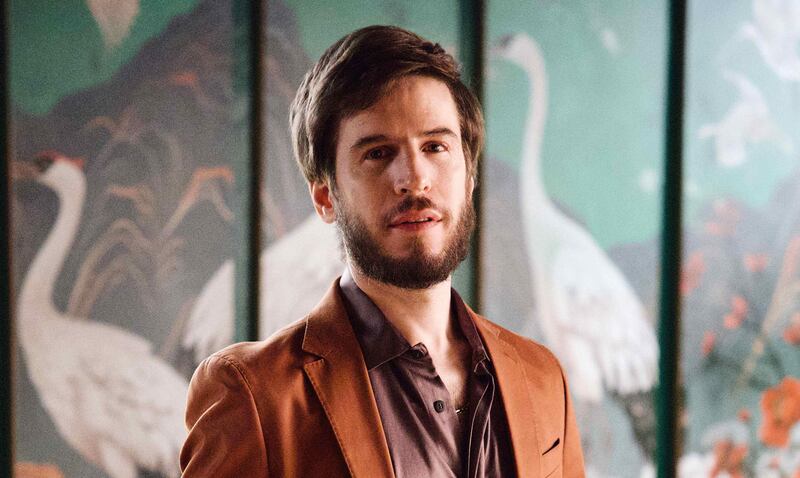 Baixinho (Rodrigo García) é o pai do bebê que Cacá (Pri Helena) espera em Volta por Cima