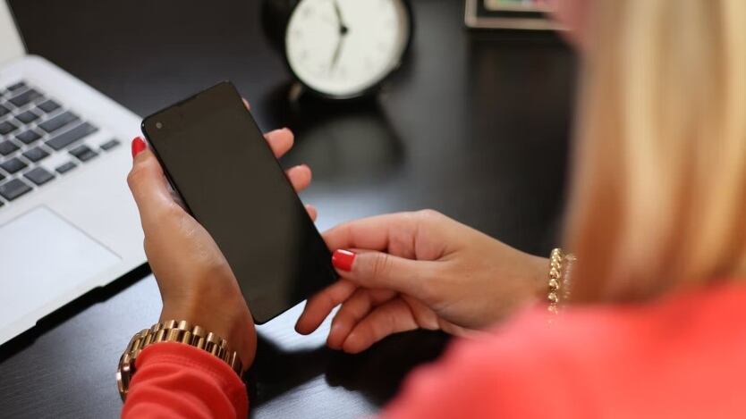 La manera en que sostienes el celular dice mucho de tu personalidad