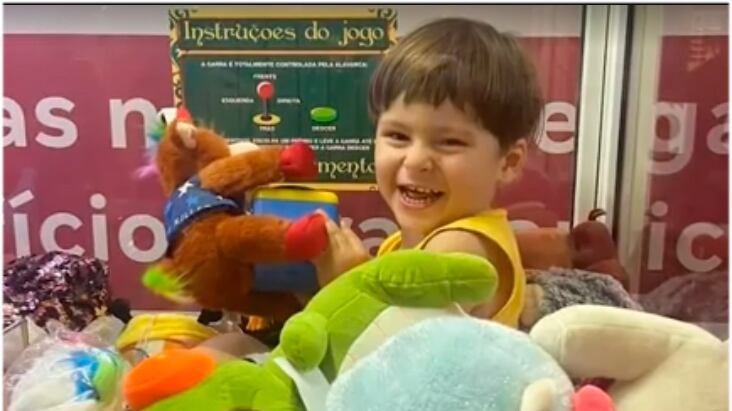 Samuel, de 2 anos, invadiu máquina de bicho de pelúcia