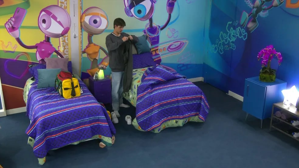 Gabriel troca de roupa na Casa de Vidro do "BBB 23"