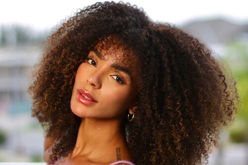 Brunna Gonçalves ganha outro carro de Ludmilla e protege veículo do mau olhado; veja o valor