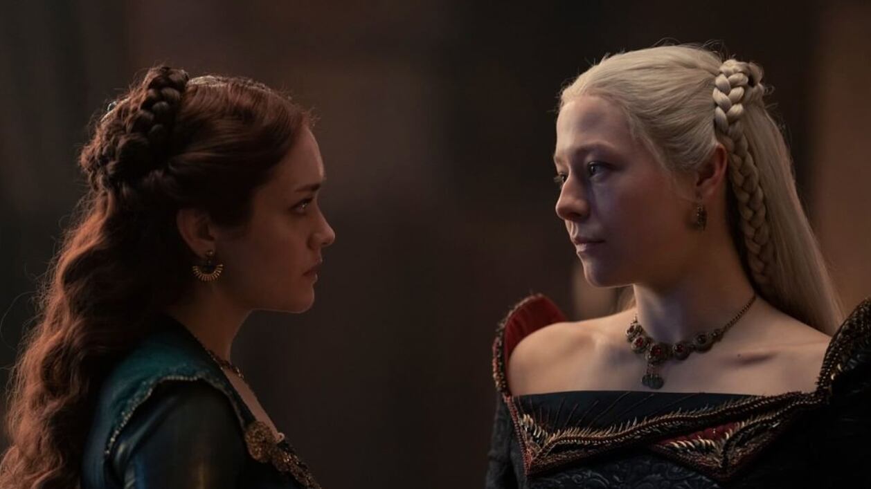 Em 'House of the Dragon' os Targaryen são os chefes do reino há décadas e têm a coroa, que pertence a Viserys I, cuja herdeira é a princesa Rhaenyra, que se tornará a nova rainha depois de seu pai, e que será acompanhada por seus tios.