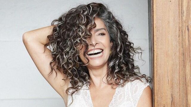 Claudia Ohana abre a intimidade e comenta sobre pelos