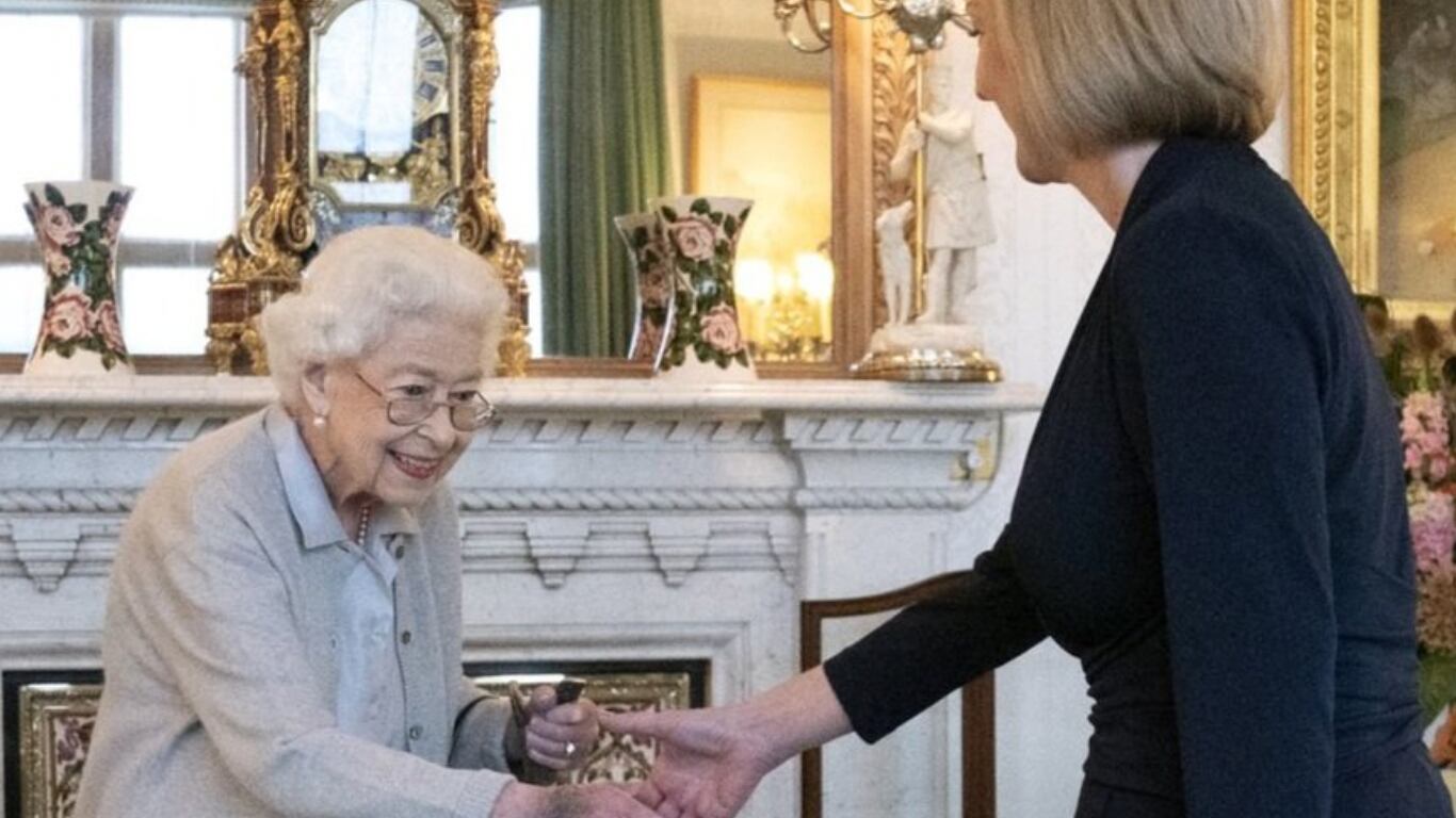 A Rainha está em Balmoral, que é sua residência onde ano após ano passa suas férias de verão.