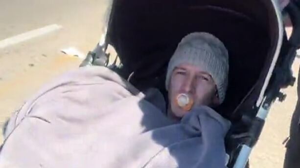 Vistió a su amigo de bebé para pasar gratis en parque de diversiones.