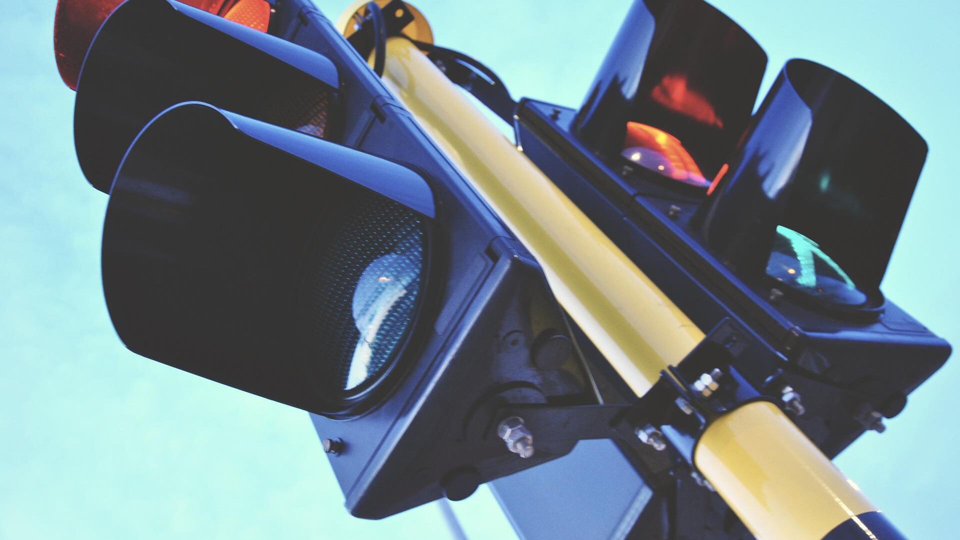 Mãe amarra filha à placa para vender comida no farol