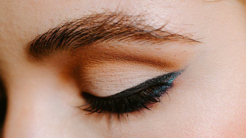 Maquiagem: este erro clássico pode ACABAR com as suas sobrancelhas