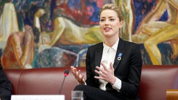 Testemunha revela que Amber Heard agrediu mulher que a acompanhava em aeroporto