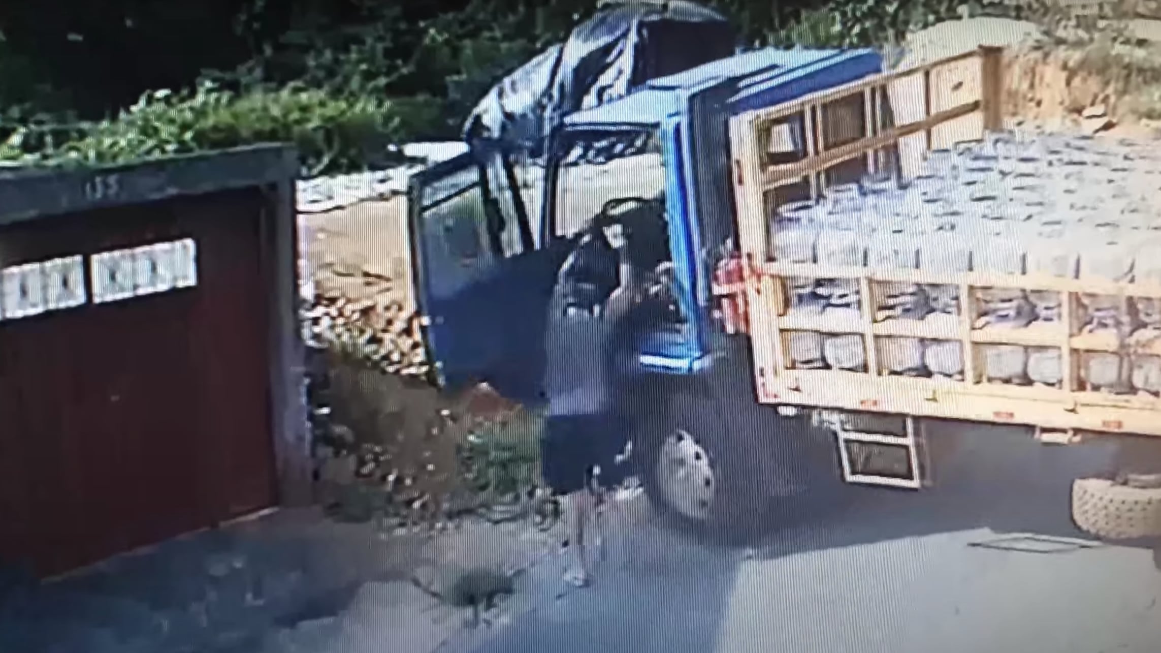 Vídeo angustiante registra momento em que caminhão carregado de botijões de gás perde o controle