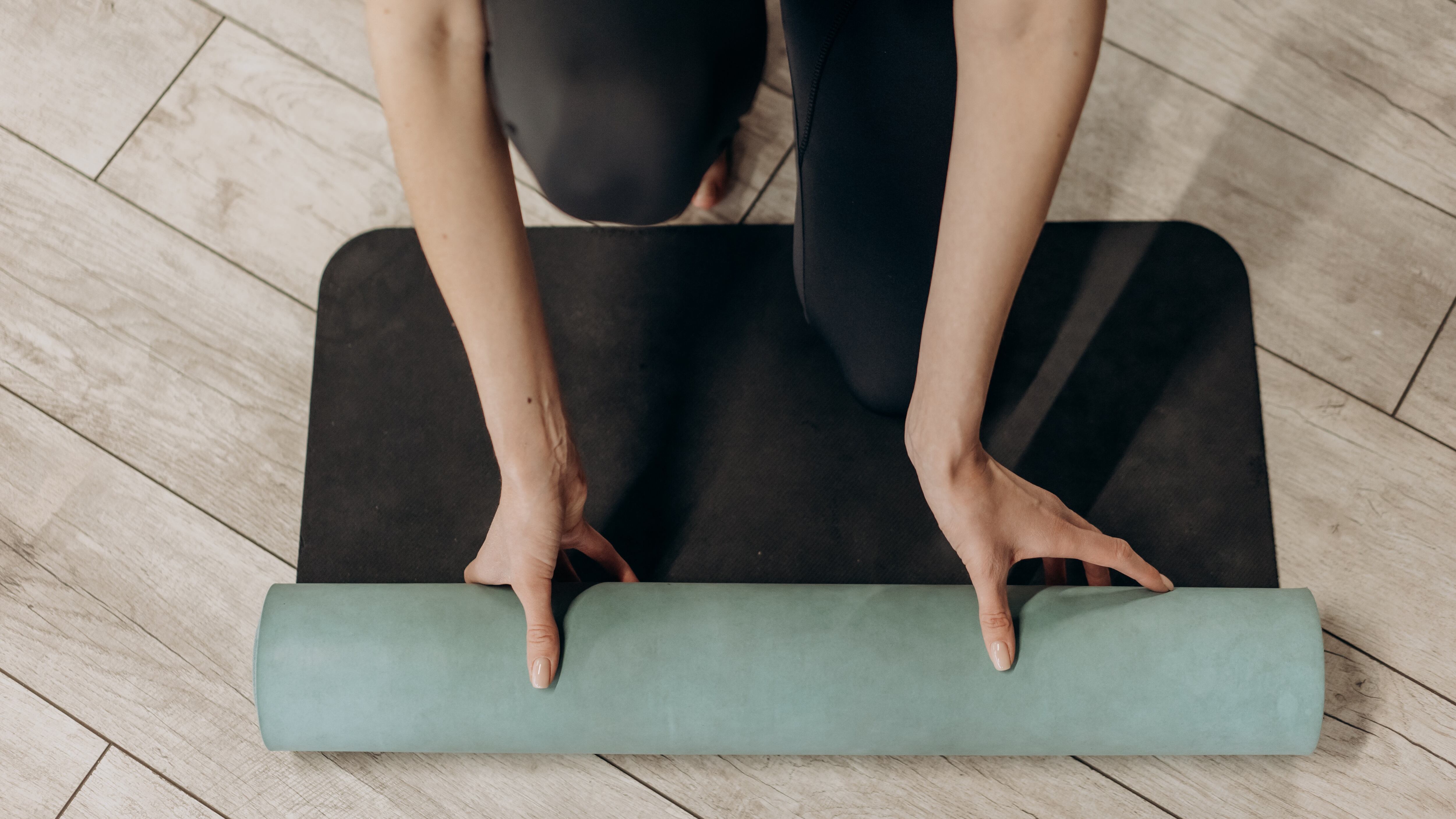 Silhueta feminina com tapetinho realizando exercício