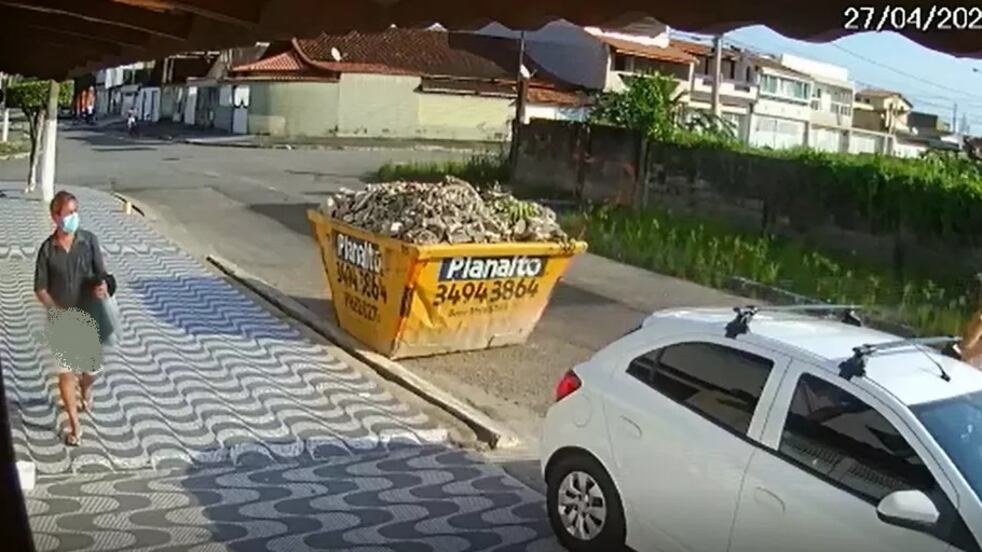 Câmera flagra homem se masturbando e perseguindo mulher em SP