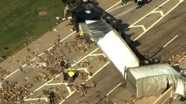 Colisão entre carreta e caminhão espalha brinquedos sexuais em pista