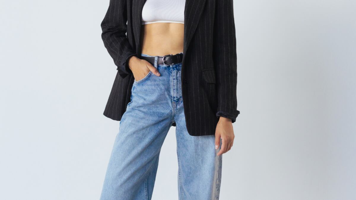 Los baggy jeans blancos son todo lo que necesitas esta temporada y aquí te mostramos por qué.