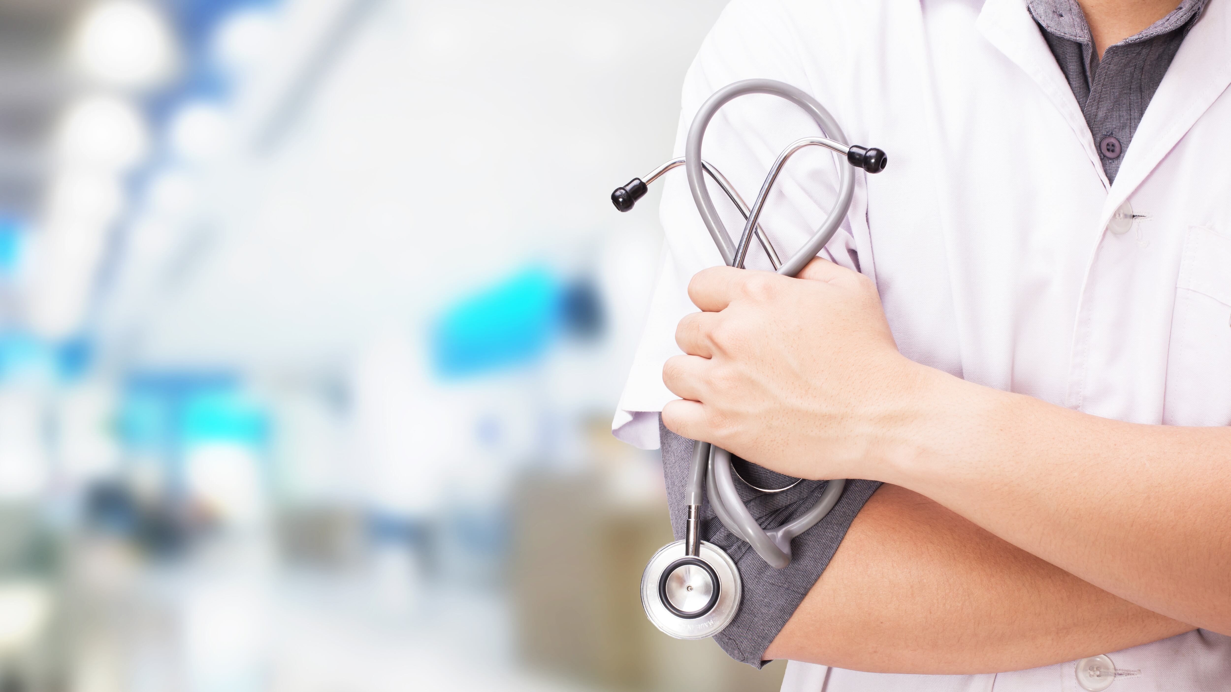 Médica pesquisando sintomas no Google