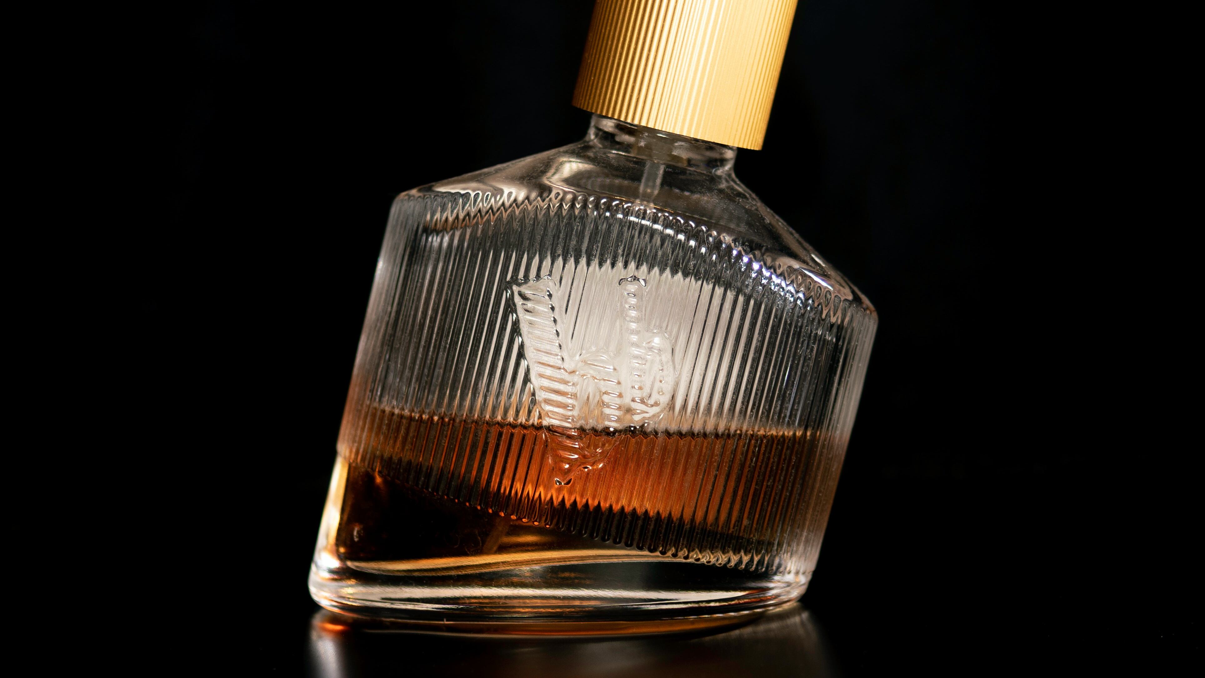 Frasco de perfume com líquido na metade