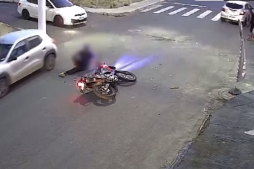 Vídeo flagra momento em que motociclista bate em carro enquanto “dava grau” em avenida; manobra é proibida