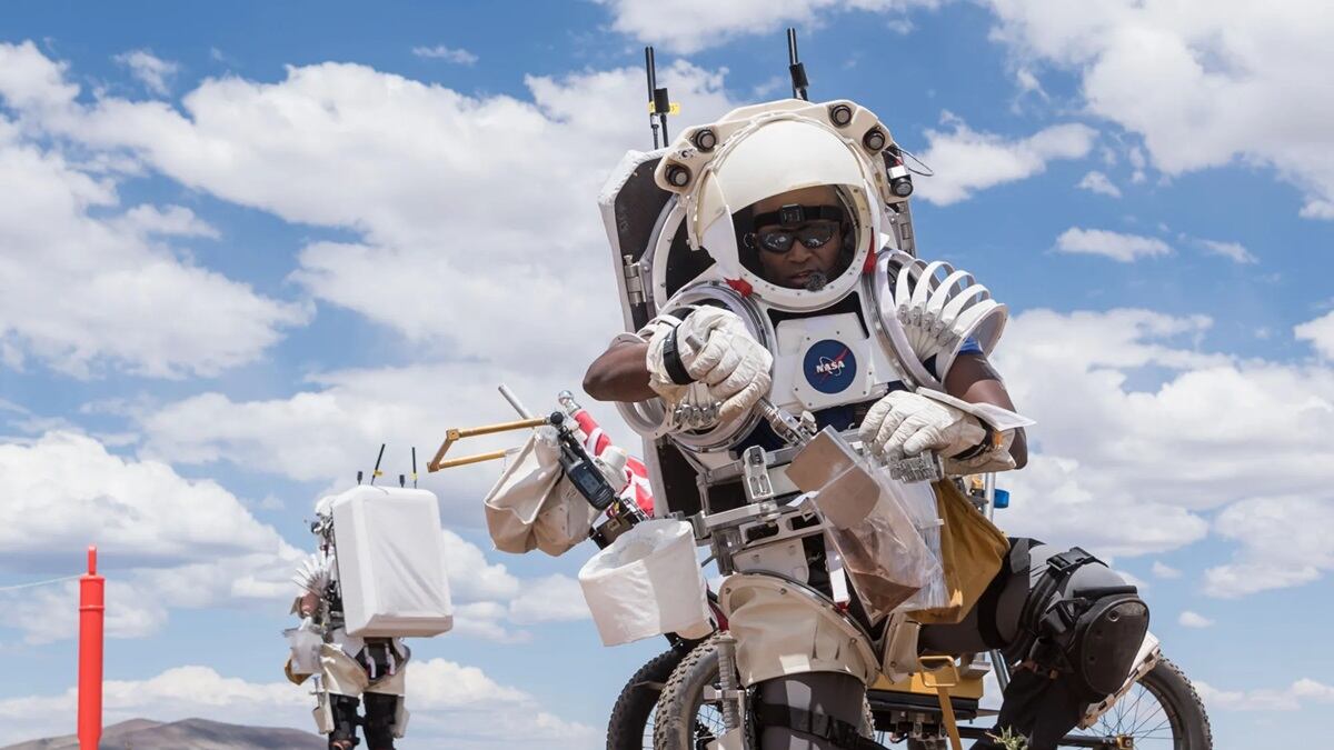 Astronauta , Andre Douglas, recoge muestras de suelo durante la primera de una serie de cuatro caminatas lunares simuladas en Arizona. NASA Josh Valcárcel