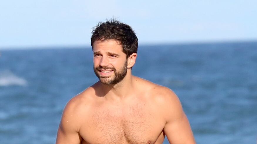 Ex de Sabrina Sato, Duda Nagle, é clicado em praia e sunga marcada chama a atenção