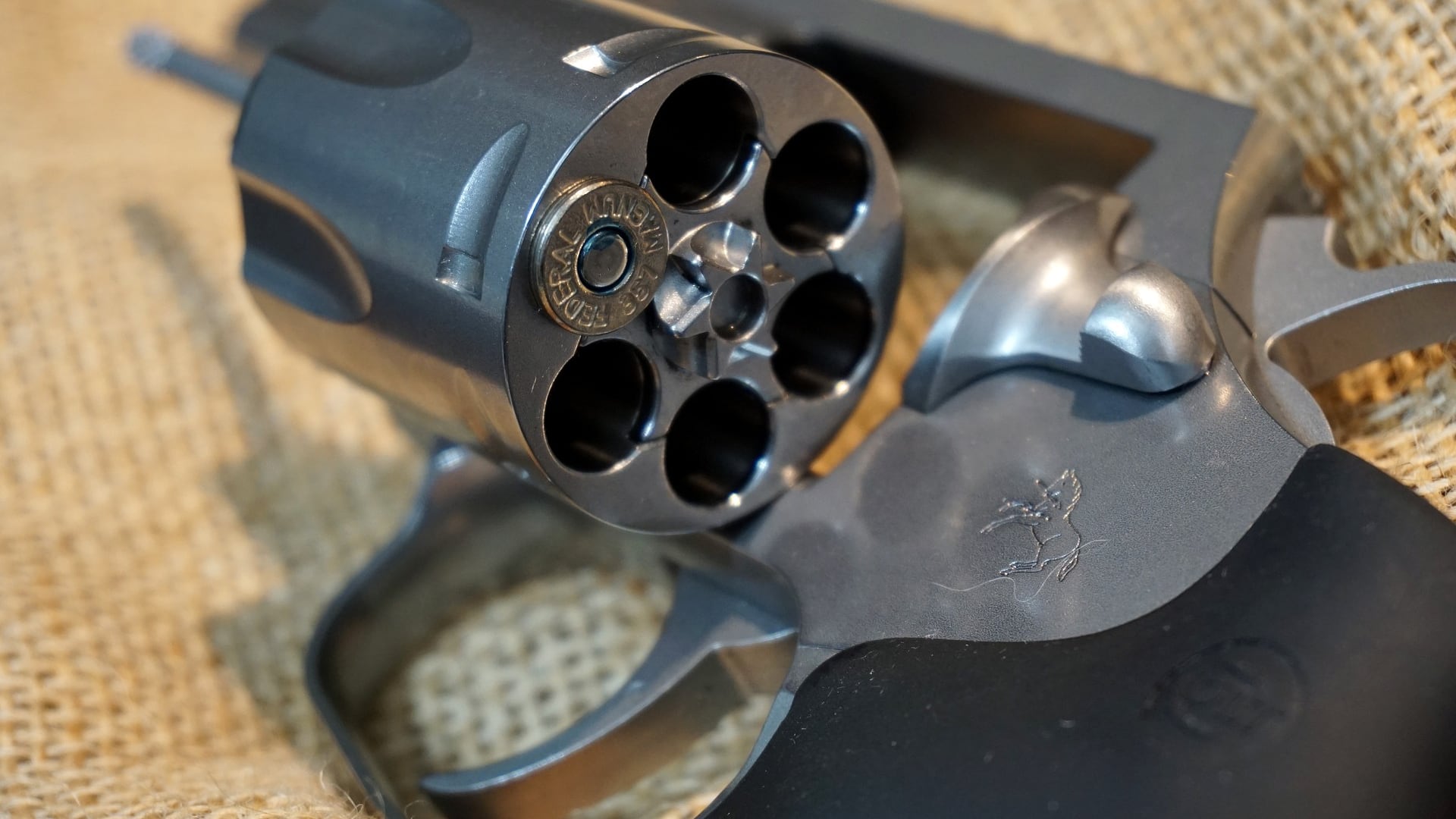 Mulher vai registrar boletim de ocorrência contra ex e é baleada por ele