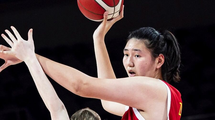 La jugadora china Zhang Ziyu, mide 2,20 metros con tan sólo 17 años.