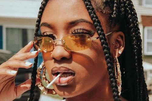 Como limpar o couro cabeludo com tranças?