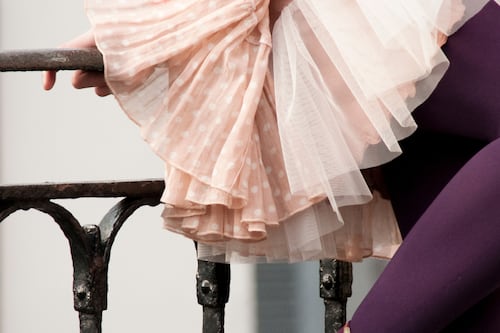 As leggings estão de volta: veja como usá-las com sapatilhas para um look delicado e confortável