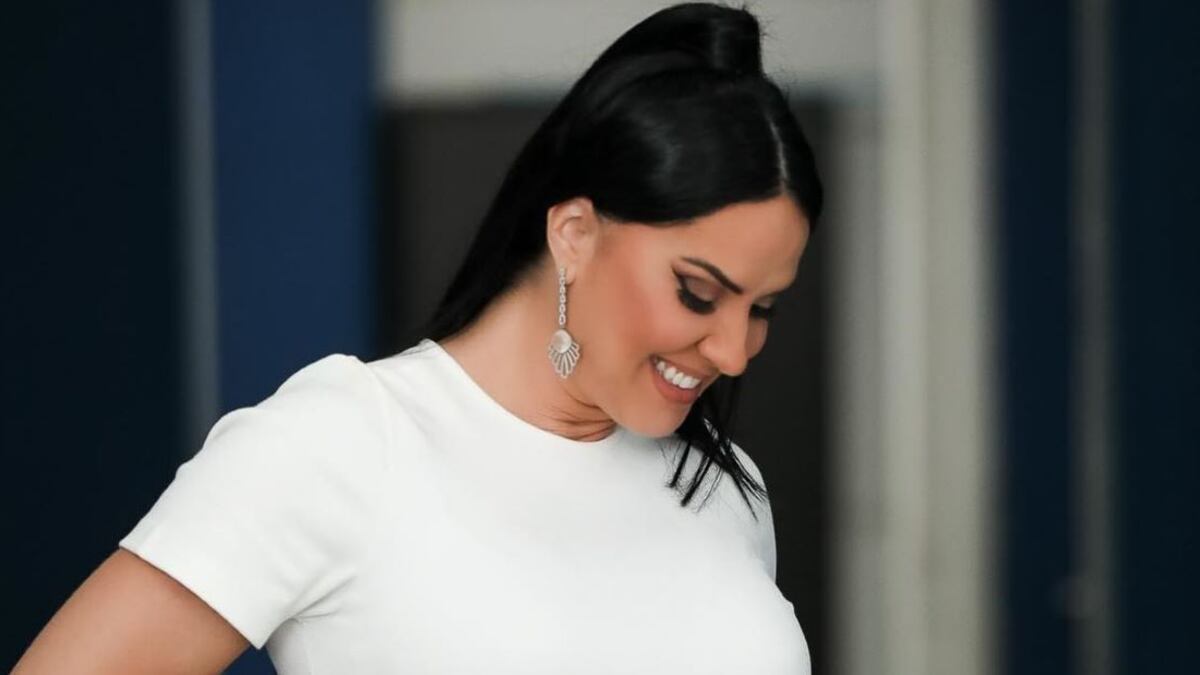 Um vestido de grávida branco, com fenda na barriga, fez os fãs enaltecerem a beleza de Graciele Lacerda, esposa de Zezé Di Camargo: 'Linda'