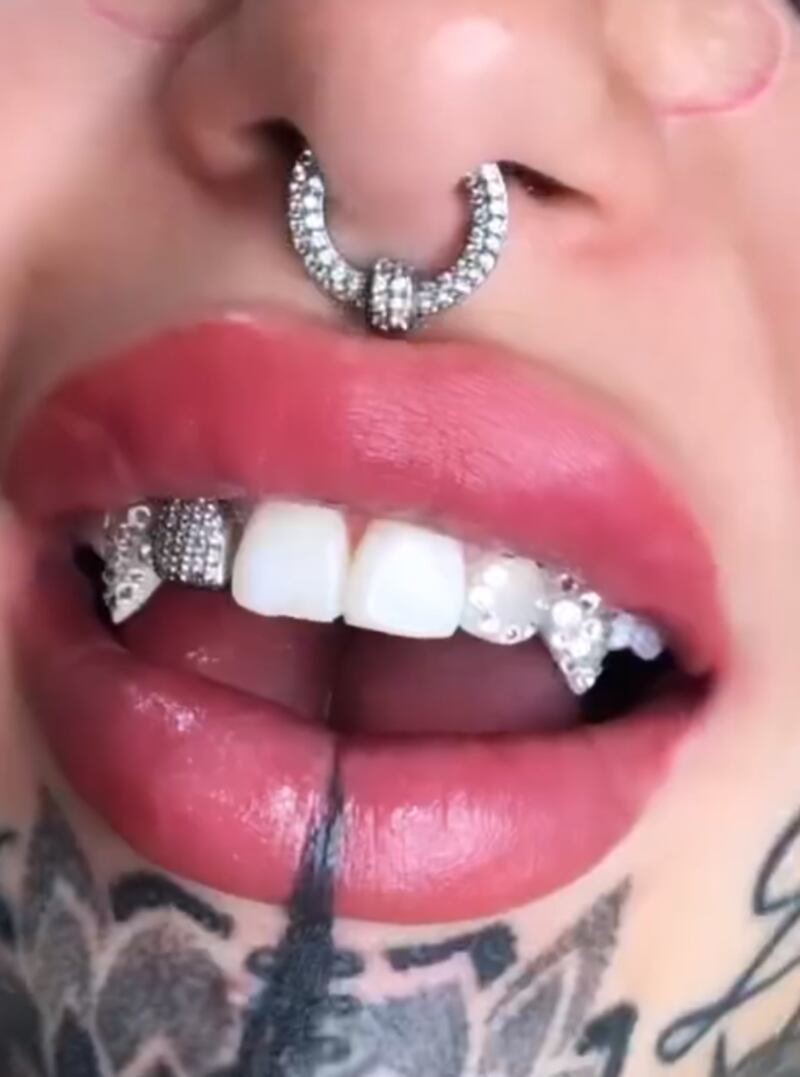 Ela mostra o resultado de suas "presas"