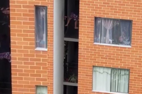 Crianças bancam o Homem-Aranha e escalam fachada de prédio na Colômbia