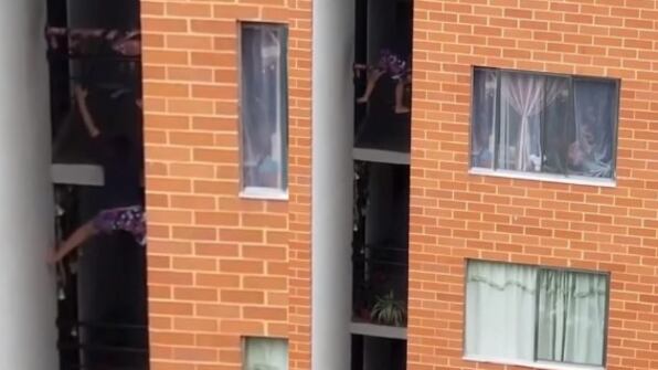 Niños trepan fachada de edificio en Ibagué.