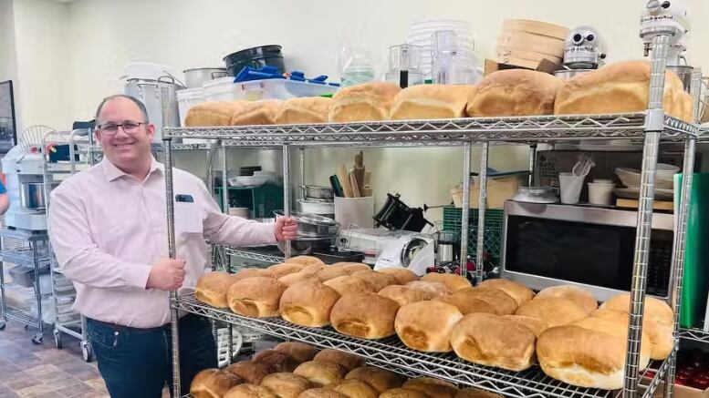 Os voluntários fazem pães todas as segundas e doam os alimentos para a comunidade carente. A meta é chegar a 10 mil. - Foto: Jared Scratch
