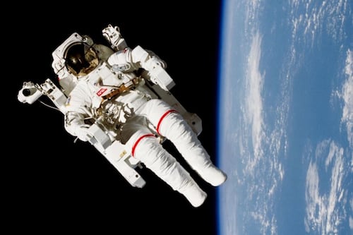 Incidente na ISS: Astronautas voltaram de sua caminhada espacial sem sua bolsa de ferramentas