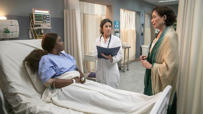 Fuzuê: Maria Navalha (Olivia Araujo) fica sabendo por Bebel (Lilia Cabral) que está com câncer