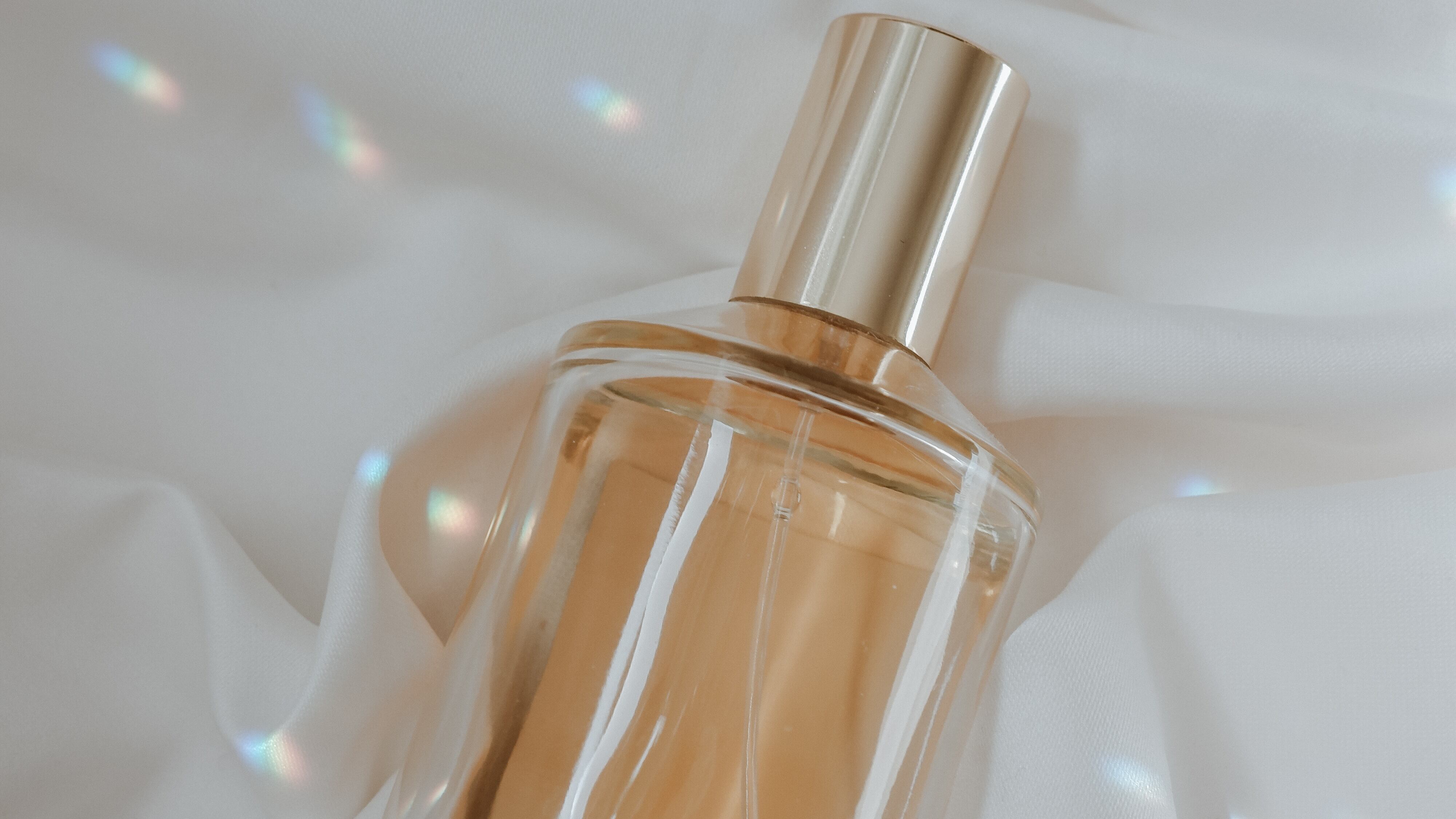 Frasco de perfume dourado