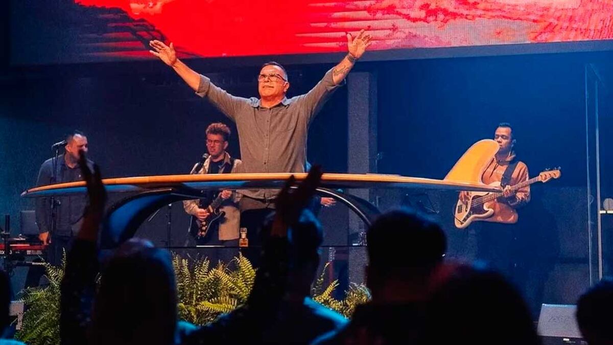 Pastor Rinaldo durante culto na 'Bola de Neve"