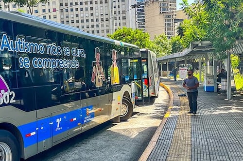 Ônibus municipais de São Paulo aderem à campanha de conscientização sobre autismo; ação vai até dia 30