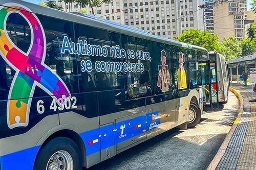 Ônibus municipais de São Paulo aderem à campanha de conscientização sobre autismo; ação vai até dia 30
