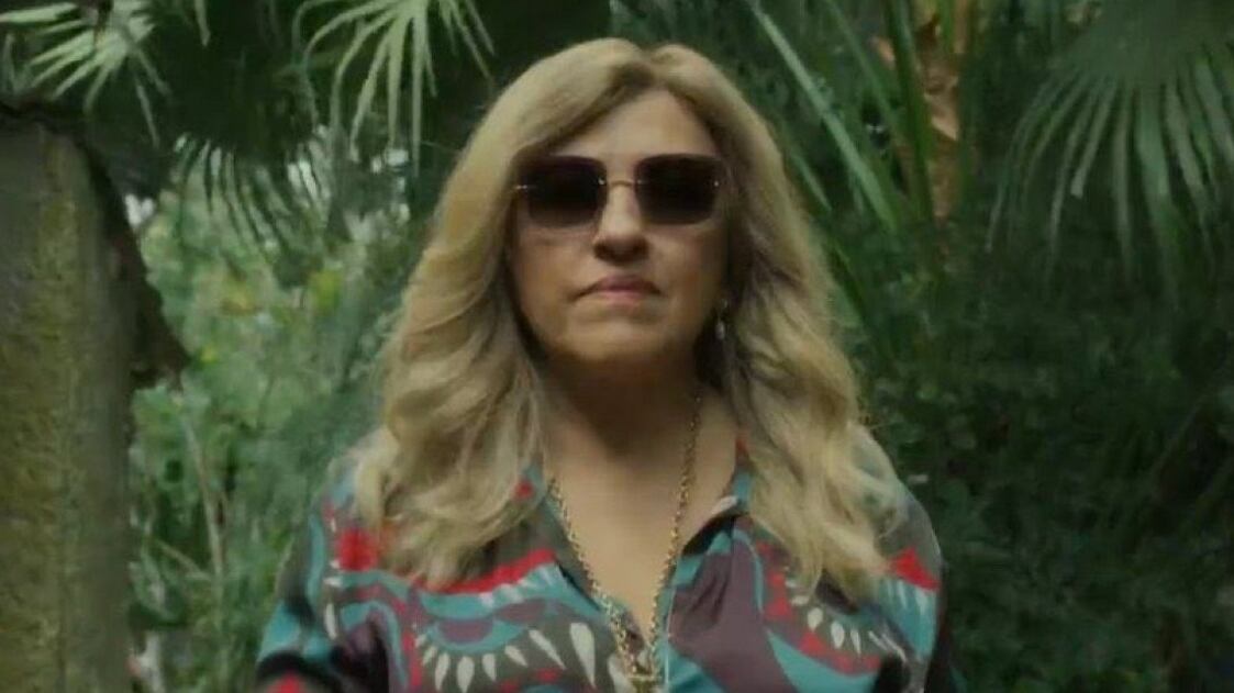 Regina Casé abusa das cores ao interpretar Zoé, vilã de "Todas as Flores"