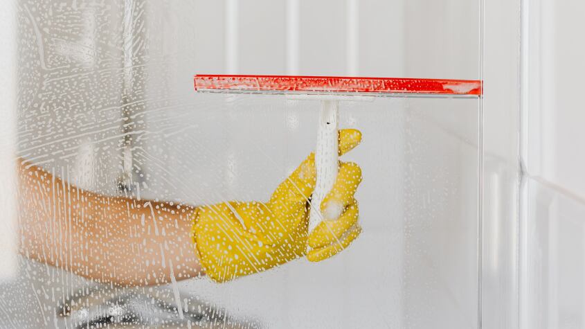 Misturinha caseira: aprenda esta dica com vinagre para deixar o box do seu banheiro impecável