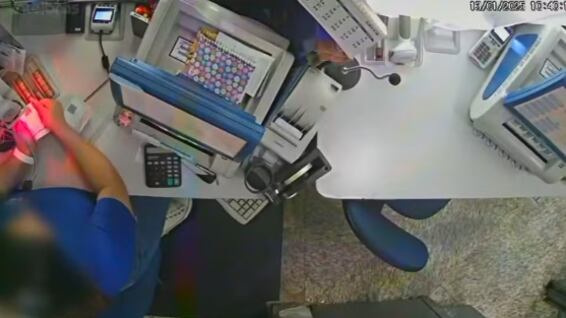 Mulher foi demitida por justa causa e é investigada por furto mediate fraude.