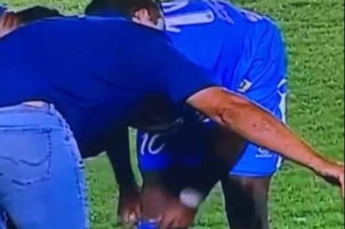 O jogador de futebol substituiu suas caneleiras por um copo de isopor em um jogo profissional